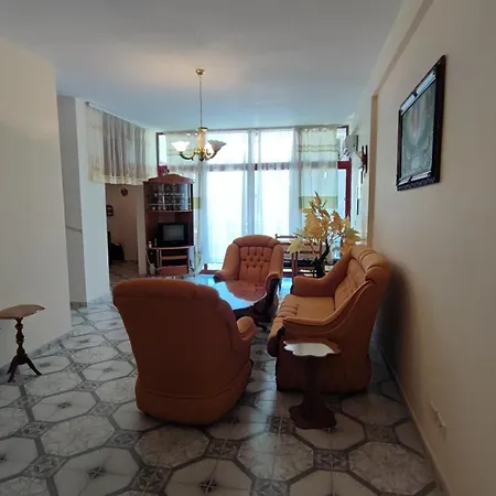 Apartament * ドゥラス